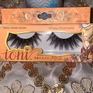 Lady’s eyes lashes